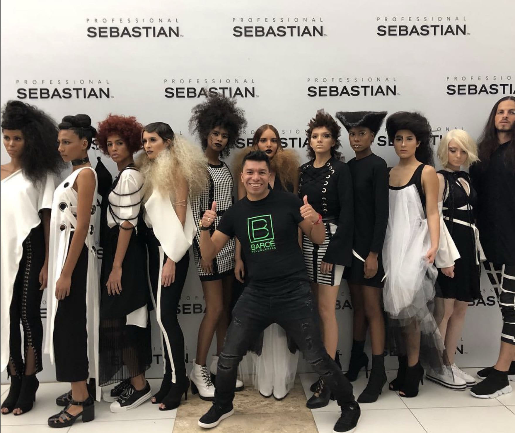 Erick Calderón con modelos en un evento de Sebastian Professional